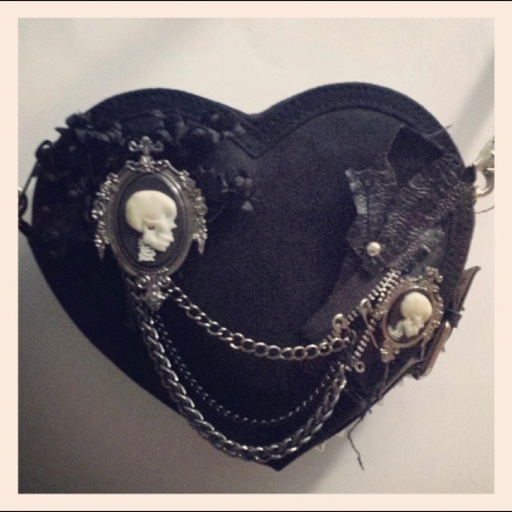 Hyde’s Vice Small Skull Cameo Brooch Gothic cameo - Picture 4 of 5